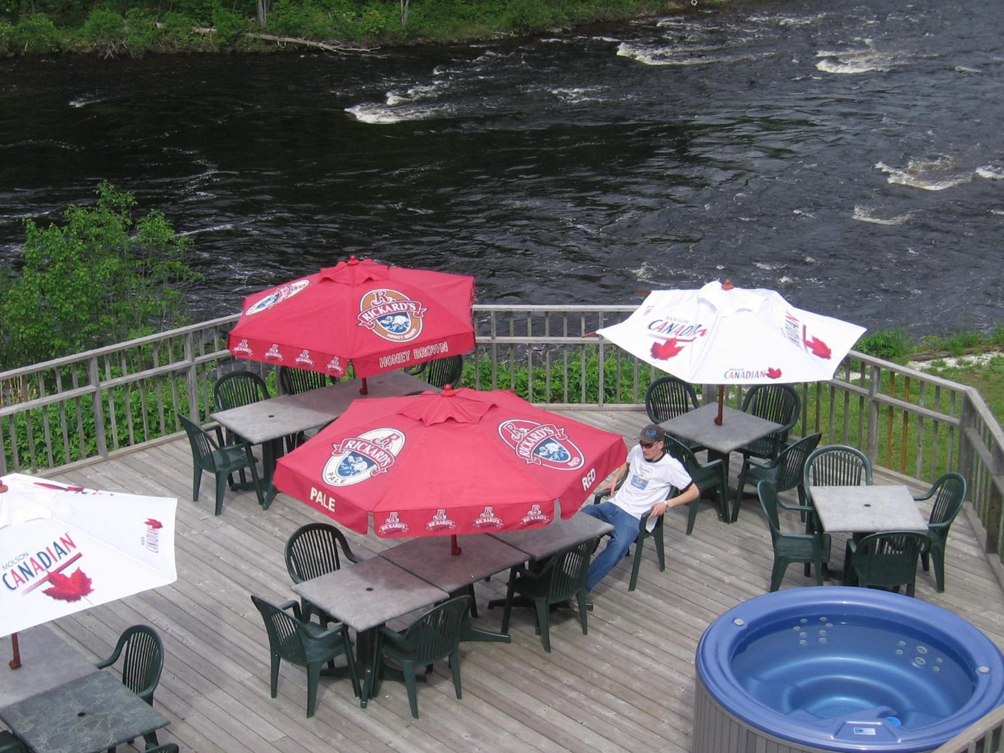 Petawawa River Inn & Suites Ngoại thất bức ảnh